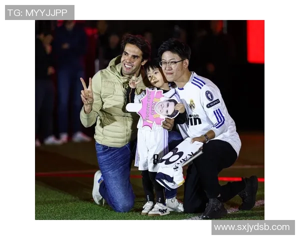 球星亲临杭州足球店购物互动 球迷热情高涨掀起新一轮潮流风暴 球星亲临杭州足球店购物互动 球迷热情高涨掀起新一轮潮流风暴