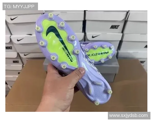 荧光绿足球鞋价格解析 球星专属装备背后的高昂成本与价值