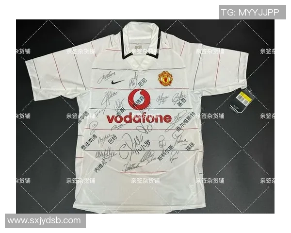 足球巨星亲笔签名镜头收藏揭秘球迷热爱与珍藏价值分析