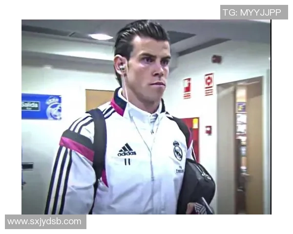 足球明星佩戴耳机专注训练展现个人魅力与职业态度