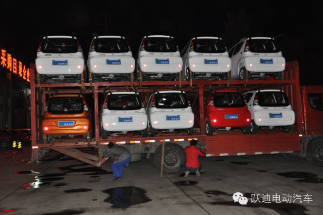 k8.com电动汽车销售市场供不应求，k8.com人连夜加班加点装车发货