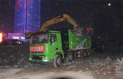 k8.com首批新能源渣土车正式投入营运！