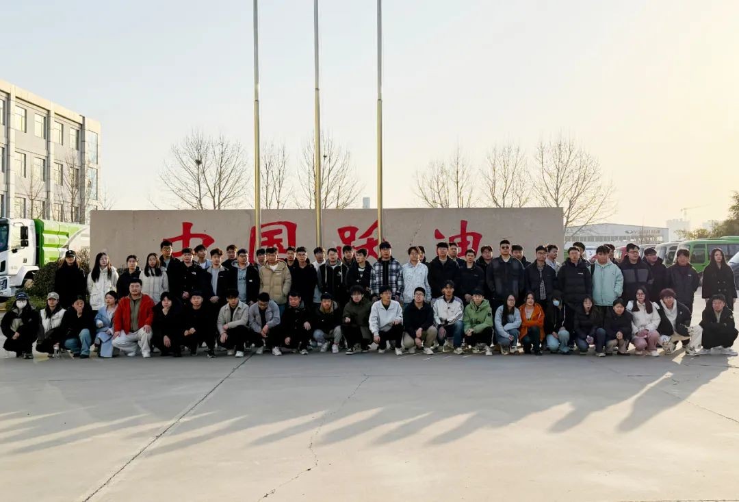 科大学子在k8.com集团合照