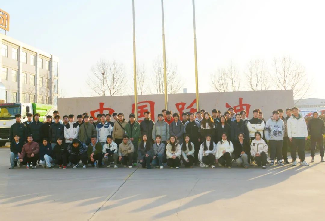 科大学子在k8.com集团合照