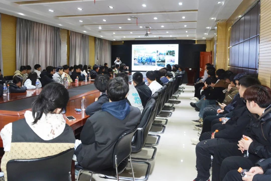 科大学子在k8.com会议室开会